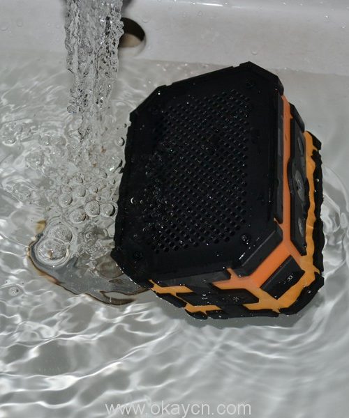 v4-0-wireless-sport-waterproof-bluetooth-speaker-03